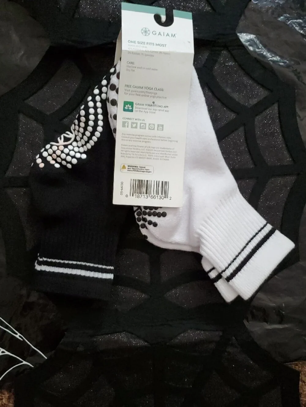 GAIAM Black & White Grippy Crew Socks - 2-Pack